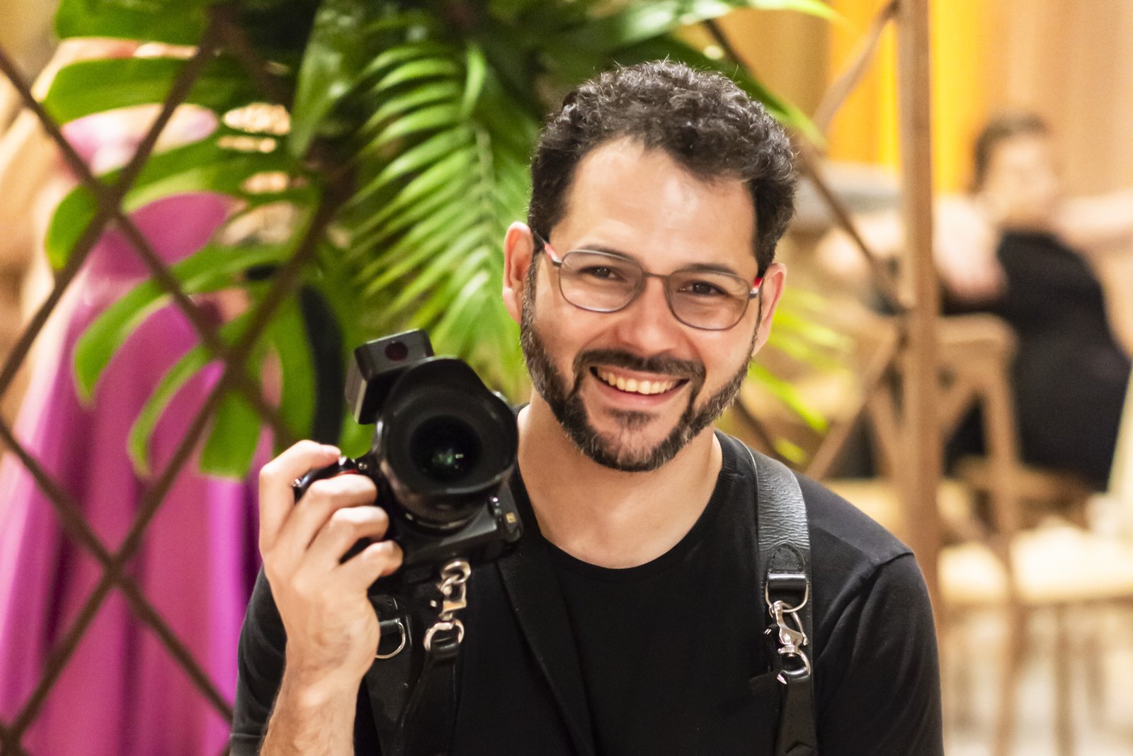 Fotógrafo José Júnior com sua câmera
